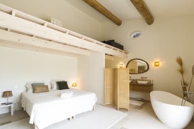 Perfume of well-being for this bastide for rent in Les Baux de Provence