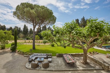 Exceptional property to rent with heated swimming pool