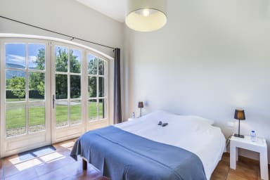 Sublime views of the countryside from this villa for rent in Ménerbes
