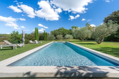 Provence holidays with heated swimming pool and multi-sports ground