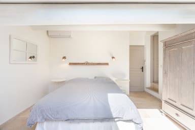 Heated pool and exceptional view for this house to rent in Gordes