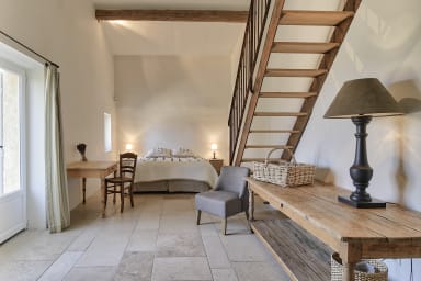 Well-being and relaxation holidays in Provence with heated swimming pool