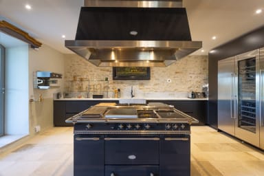 Character property to rent in Ménerbes with heated swimming pool