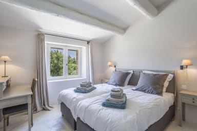 Heated pool and exceptional view for this house to rent in Gordes