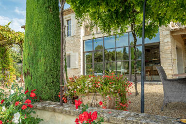 Balneotherapy and jacuzzi for this superb house to rent in Goult