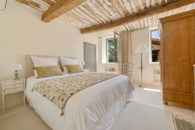 Harmonious interior and splendid garden for this house to rent in Provence