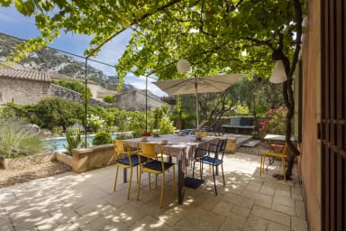Holiday at the foot of the Luberon for this pleasant villa to rent