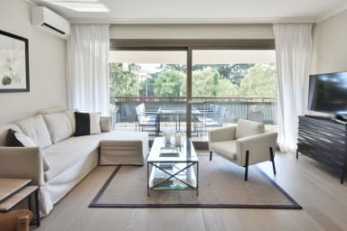 Custom-designed 2-Br apartment, 15-min walk to the Palais and beaches