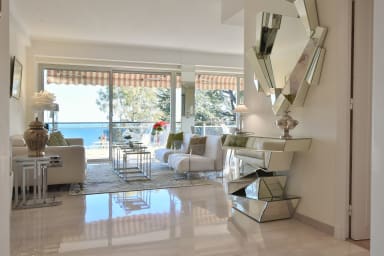Luxury 2-Br apartment facing the sea, with swimming pool & parking