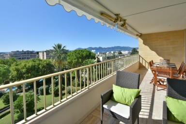 Close to downtown Cannes, swimming pool and sea view