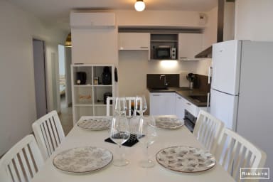 Grande pièce de vie climatisée avec cuisine et salle à manger