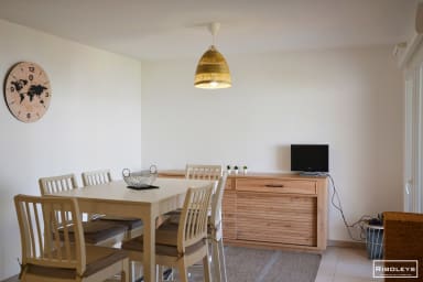 Grande pièce de vie climatisée avec cuisine et salle à manger