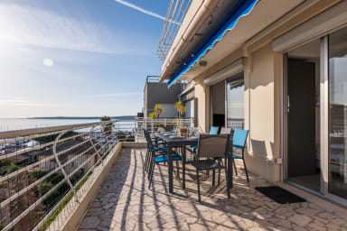 3-bedroom apartment, terrace, sea view, steps from the beaches