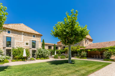 Intérieur harmonieux et jardin arboré splendide maison à louer en Provence