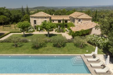 Magnifique maison en pierres à louer avec piscine chauffée en Provence