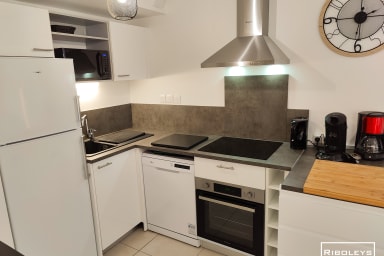 Cuisine équipée avec lave vaisselle, four, cave à vin, réfrigérateur. 