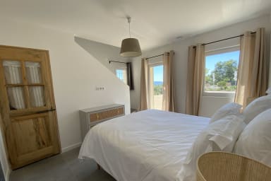 Fabulous views of the Luberon from this stone bastide for rent in Viens