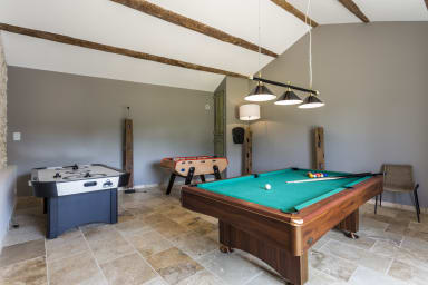 Heated swimming pool and games room for holidays in Provence