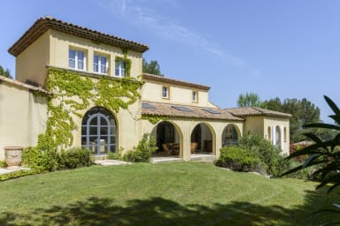 Villa Clara Provençal dream on Pont Royal Golf