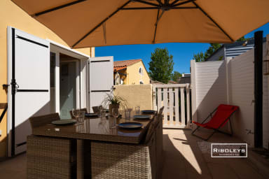 Terrasse mit Sonnenschirm, elektrischer Plancha, Außenbar und Solardusche