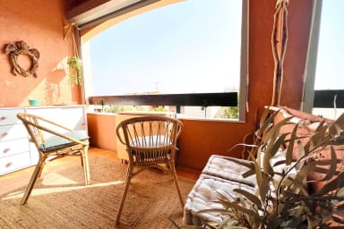 L’extérieur avec une vue mer sur l’île de Bendor 
