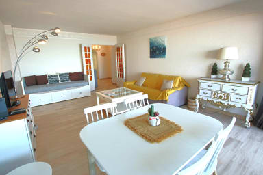 bright air-conditioned living room equipped, tv, wifi, sofa bed 2 sleeps