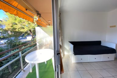 Canapé-lit et balcon