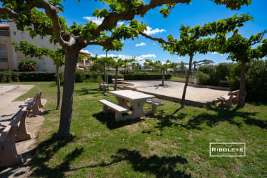 Terrain de pétanque dans le parc de la résidence