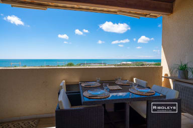 Terrasse avec salon de jardin, plancha, vue sur la piscine et la Méditerranée