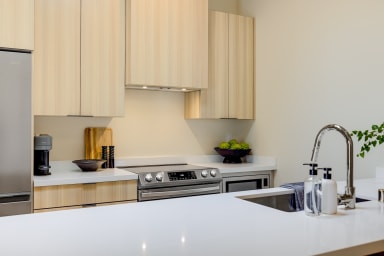 Full kitchen: Nespresso, fridge, stove/oven, plates and utensils,dishwasher