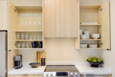 Full kitchen: Nespresso, fridge, stove/oven, plates and utensils,dishwasher