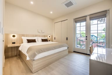 King-size bed, sleeps 2 (Cool Gel Chill memory foam mattress)
