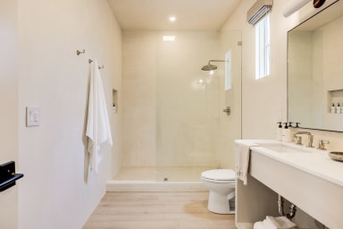 Bathroom with rain shower and high-end toiletries