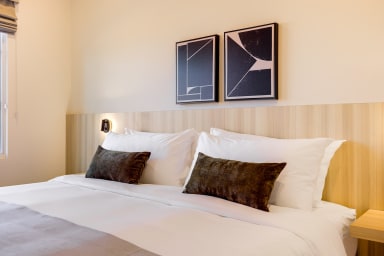 King-size bed, sleeps 2 (Cool Gel Chill memory foam mattress)