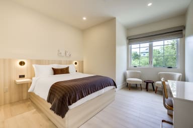 Queen-size bed, sleeps 2, and Sony Smart TV