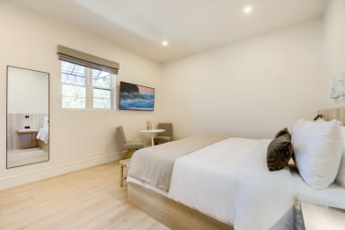 King-size bed, sleeps 2, Sony Smart TV