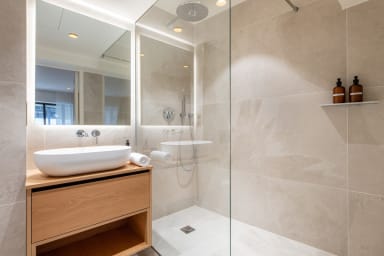 Master bedroom's en-suite bathroom.