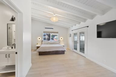 King-size bed, sleeps 2 (Cool Gel Chill memory foam mattress)