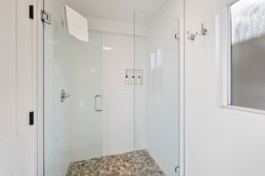 Bathroom with rain shower and high-end toiletries