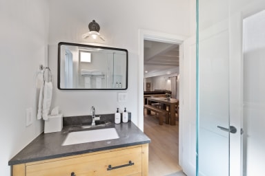 Bathroom with rain shower and high-end toiletries