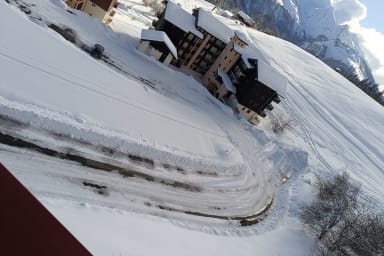 a droite on voit la piste bleue qui passe à 100m