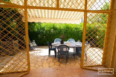 Terrasse avec table à manger