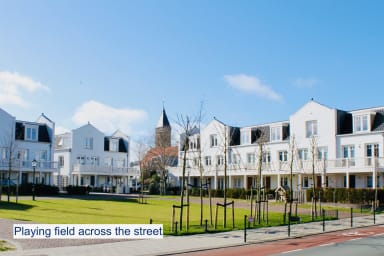 Speelveld voor kinderen aan de andere kant van de rustige straat