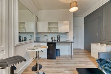 Cuisine ouverte sur séjour aménagée et équipée