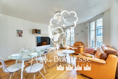 Salon avec table à manger