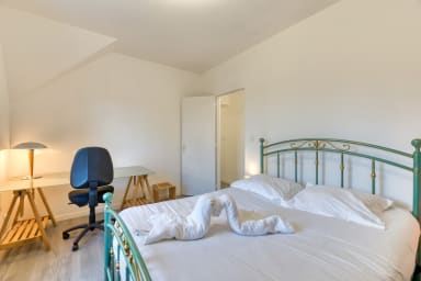 Chambre avec bureau
