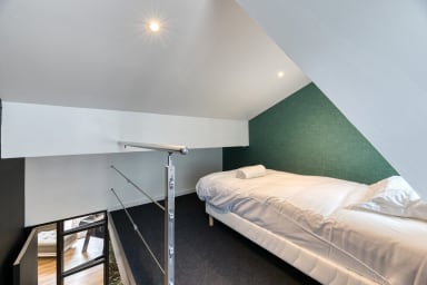 Chambre avec lit simple en mezzanine