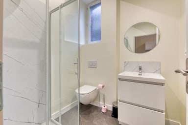 Salle de douche avec WC