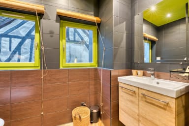 Salle de douche avec WC