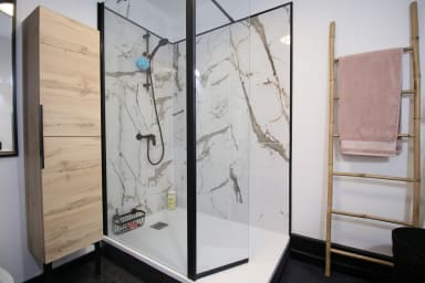 Salle de bain avec douche